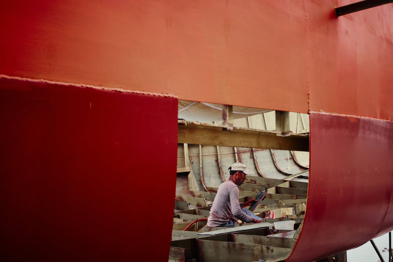shipbuilding worker welding inside a vessel 31730529.jpeg